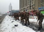 武警官兵正在南一环清理冰雪 - 安徽网络电视台