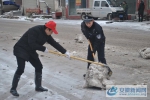 警民携手将道路积雪清理 - 安徽新闻网