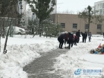 图为王奶奶带队的铲雪队伍清理小区道路 - 安徽新闻网