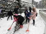 小学生铲雪.jpg - 安徽新闻网
