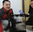 收到取暖器，刘寅（左）非常开心。 - 安徽网络电视台