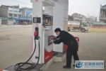 民警张贴散装汽油管理规定 - 安徽新闻网