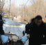 图为民警和辅警到现场后将患病老人从寒冷的雪地上扶起。_meitu_1 - 安徽新闻网