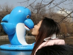 “巨型海豚”亮相合肥包河公园 市民纷纷围观拍照 - 徽广播