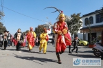 8、街头民俗表演当地叫做踩街，孙悟空师徒四人的形象最受小朋友们的喜爱。 - 安徽新闻网