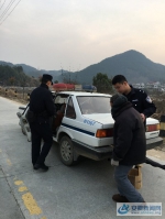 老人走路滑倒摔伤 安庆民警及时救助送回 - 安徽新闻网