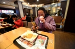 图：“老南京”张阿姨一边吃着新全餐一边拍照分享给香港的女儿 - News.Hefei.Cc
