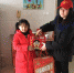 志愿者为留守儿童送来孩子爱吃的食品 - 安徽新闻网