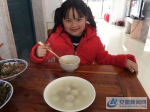 留守儿童小婧涵吃汤圆时露出的温暖笑容 - 安徽新闻网