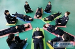 图为女民警在做“冥想静思”心理减压游戏。 - 安徽新闻网