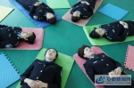 图为女民警在做“冥想静思”心理减压游戏。 - 安徽新闻网