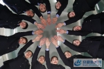 3月2日，安徽省淮北市公安局相山公安分局的女民警在做“团队协作”心理减压游戏。 - 安徽新闻网