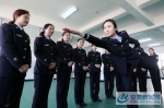 3月2日，安徽省淮北市公安局相山公安分局的女民警在做“瑜伽”心理减压游戏。 - 安徽新闻网