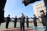 3月2日，安徽省淮北市公安局相山公安分局的女民警在做“乌鸦乌龟”心理减压游戏。 - 安徽新闻网