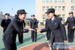 3月2日，安徽省淮北市公安局相山公安分局的女民警在做“小鸡成工”心理减压游戏。 - 安徽新闻网