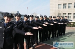 3月2日，安徽省淮北市公安局相山公安分局的女民警展示快乐心情。 - 安徽新闻网