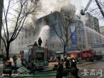 消防官兵正在奋力扑救大火。 - 安徽网络电视台