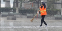 环卫工人应对强降水 - 安徽网络电视台