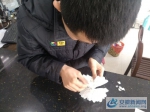 村民在学习纸花制作 - 安徽新闻网
