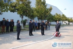 图为：民警讲解消防器材的使用 - 安徽新闻网