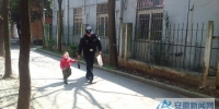 铜陵三岁儿童家门口走失 暖心民警及时送回 - 安徽新闻网