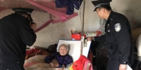 淮南：民警为瘫痪老人采集身份证信息 - 安徽新闻网