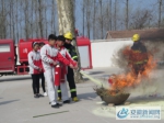 消防操作灭火器 - 安徽新闻网