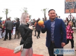 霍邱县首届梨花节出现一德国美女客商 - 安徽新闻网