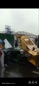 履带吊倒塌砸中黑色轿车（视频截图） - 安徽网络电视台