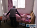 陈尚英帮助女儿整理房间 - 安徽新闻网