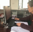 天门镇郎坑村工作人员正在对改厕一户一档系统进行录入 - 安徽新闻网
