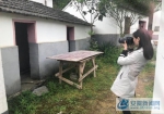 天门镇郎坑村工作人员正在对改厕户原貌进行影像留存 - 安徽新闻网