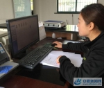 天门镇龙云村工作人员正在对改厕一户一档系统进行录入 - 安徽新闻网