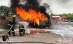 火势凶猛，消防队员正在紧急灭火。 - 安徽网络电视台