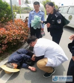 炎热天老人晕倒在地 六安民警下班途中及时救助受好评 - 安徽新闻网