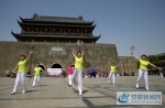 4、徐州市老体协柔力球队员们展示柔力球技艺时的精彩瞬间 - 安徽新闻网