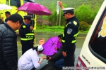 雨中举吊瓶为伤员输液20分钟 泾县交警获路人点赞 - 合肥在线