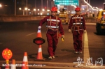 2，晚上10点多，路上车辆减少，工作人员对道路进行封闭施工。 (2) - 安徽网络电视台