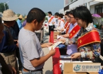 铜陵银行工作人员帮助边远村村民识别假币 - 安徽新闻网