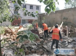 旧县镇王庙危房拆除后环卫工作人员整理中 - 安徽新闻网