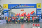 奥运冠军许海峰王丽萍现场助力六安国际马拉松赛 - 安徽经济新闻网
