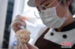 昆明“网红”蛋糕店 蛋糕造型以假乱真 - 安徽经济新闻网