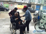 志愿者帮助行动不便的老人到村里体检 - 安徽新闻网