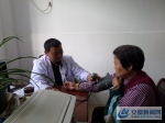 医务工作人员正在给群众测量血压、脉搏等 - 安徽新闻网