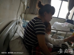 医院里，张先生的妻子抱着受伤的儿子。 - 安徽网络电视台