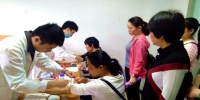 图为5月21日医生正在为铜霞社区育龄妇女抽血化验 - 安徽新闻网