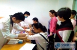 图为5月21日医生正在为铜霞社区育龄妇女抽血化验 - 安徽新闻网