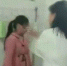 红衣女生（左）被扇耳光。 （视频截图） - 安徽网络电视台
