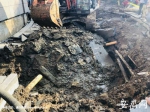 挖掘机在清理坑内的污物 - 安徽网络电视台