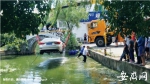 救援人员正在打捞落水的轿车。 - 安徽网络电视台